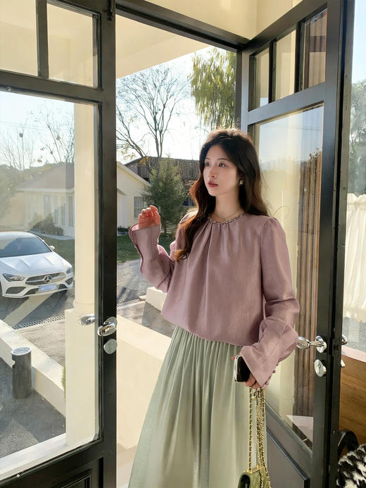 天猫同步【轻奢醋酸肌理】拉夏贝尔/La Chapelle垂顺自带高级感~精致串珠点缀圆领温柔通勤衬衫 商品图6