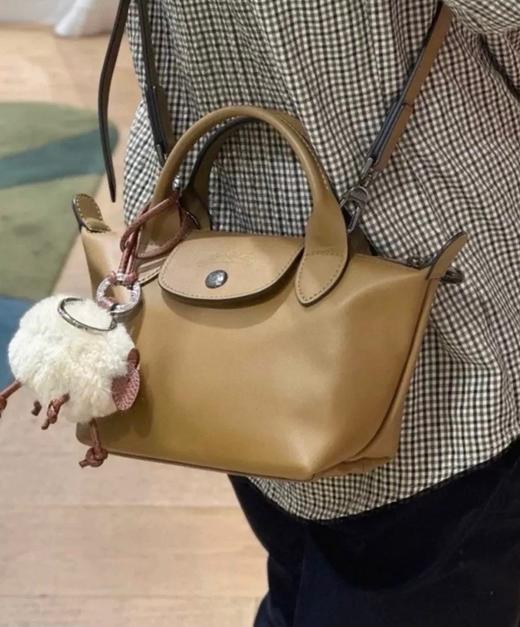 一店d longchamp巨巨巨🔥的小羊挂件来咯 人手必备的一只包挂
王曼昱更是把这个小可爱搞得全网都断货了，哪怕是香港也买不到
它是包包上最灵动的小确幸，全身甄选意大利进口羊羔毛 商品图4