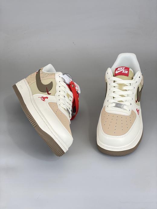 【福利清仓】NIke Air Force 1 '07 Low “马年限定联名——灰白棕”空军一号 大厂纯原品质出货 超高清洁度 皮料切割干净无任何毛边 细节完美 商品图6