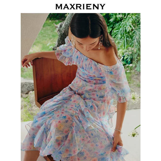 玛克门店发货：【奥莱】MAXRIENY幻彩三色堇连衣裙吊带露肩裙子碎花抽褶长裙货号：MC88DR272 商品图2