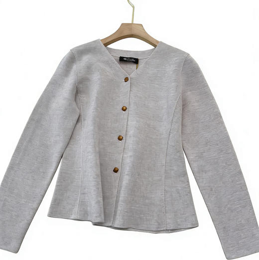 Lp燕麦色纽扣针织衫+针织半裙。 自己备注号码。  上衣。裙子。 890元一件的价格 商品图1