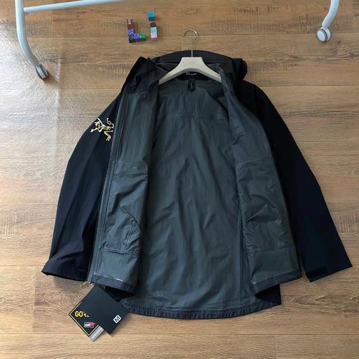 袅家 x BEAMS 联名黑金硬壳冲锋衣 商品图3