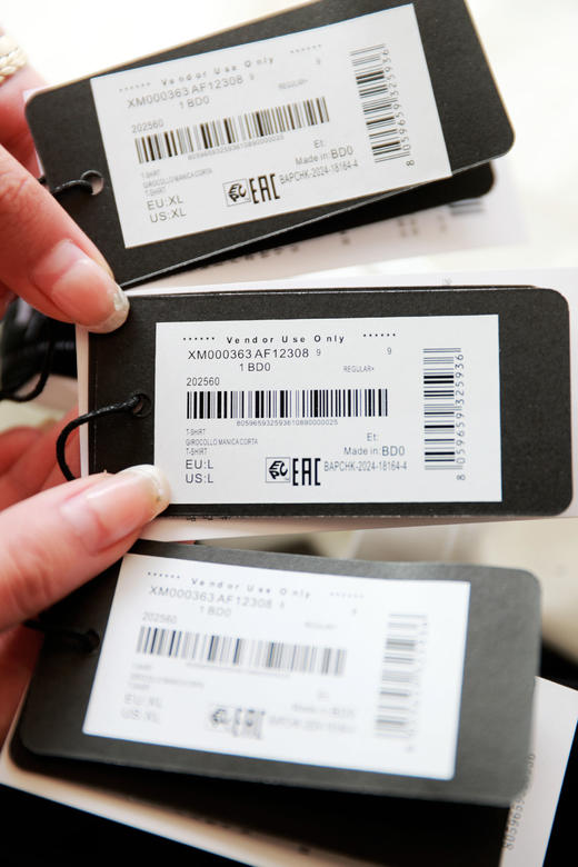 白色+黑色一起，一盒含2件。胸口小标长袖全棉圆领基础t恤E031560 商品图2