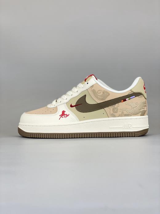 【福利清仓】NIke Air Force 1 '07 Low “马年限定联名——灰白棕”空军一号 大厂纯原品质出货 超高清洁度 皮料切割干净无任何毛边 细节完美 商品图0