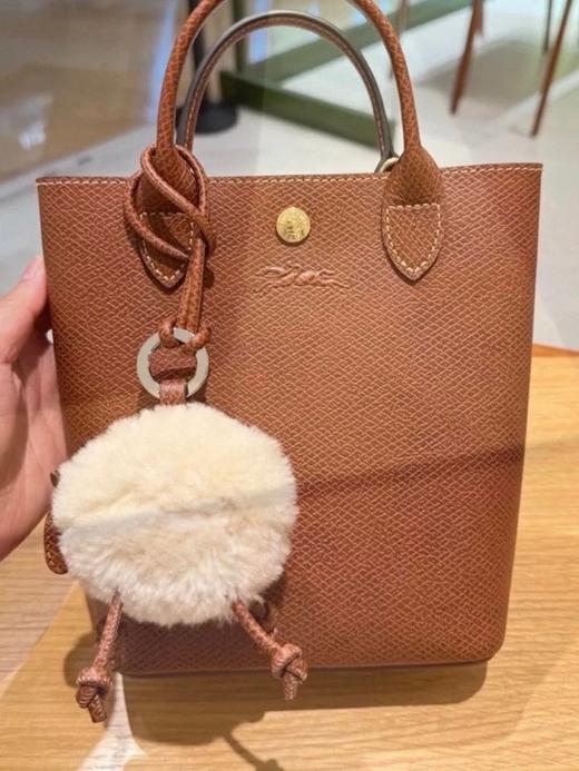 一店d longchamp巨巨巨🔥的小羊挂件来咯 人手必备的一只包挂
王曼昱更是把这个小可爱搞得全网都断货了，哪怕是香港也买不到
它是包包上最灵动的小确幸，全身甄选意大利进口羊羔毛 商品图3