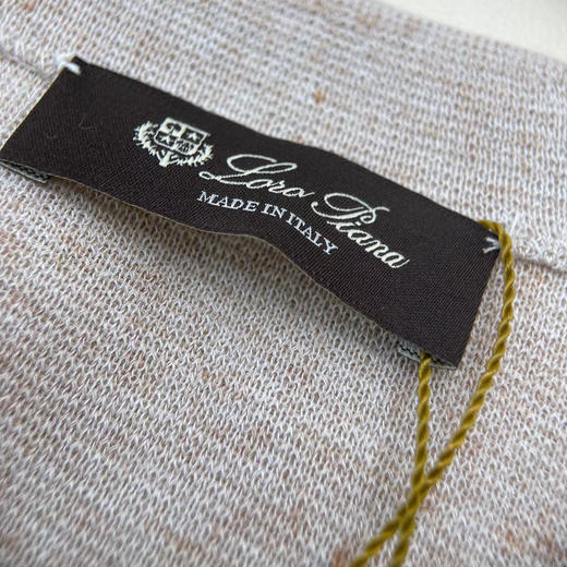 Lp燕麦色纽扣针织衫+针织半裙。 自己备注号码。  上衣。裙子。 890元一件的价格 商品图6