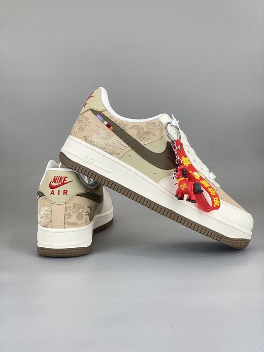【福利清仓】NIke Air Force 1 '07 Low “马年限定联名——灰白棕”空军一号 大厂纯原品质出货 超高清洁度 皮料切割干净无任何毛边 细节完美 商品图8