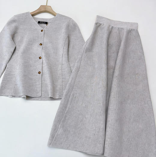 Lp燕麦色纽扣针织衫+针织半裙。 自己备注号码。  上衣。裙子。 890元一件的价格 商品图3