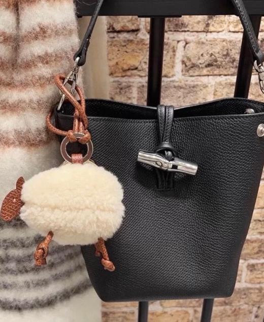 一店d longchamp巨巨巨🔥的小羊挂件来咯 人手必备的一只包挂
王曼昱更是把这个小可爱搞得全网都断货了，哪怕是香港也买不到
它是包包上最灵动的小确幸，全身甄选意大利进口羊羔毛 商品图2