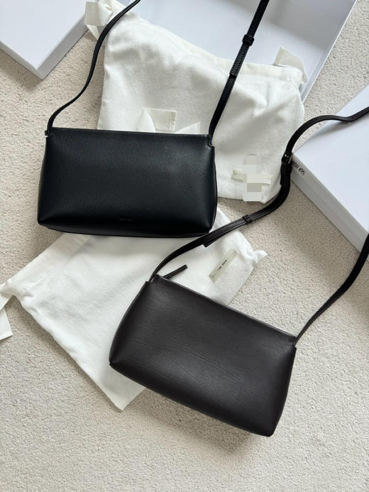 316-6 自留 推荐 TR新款 rene bag 胎牛皮面 小羊皮内衬 极简拉链单间斜挎包 商品图9