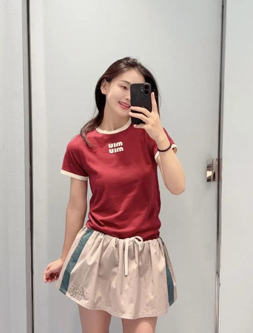 mi*u|谬系早春 26ss 酒红色撞色复古贴布徽标绣标纯棉刺绣基础短袖T恤 商品图2