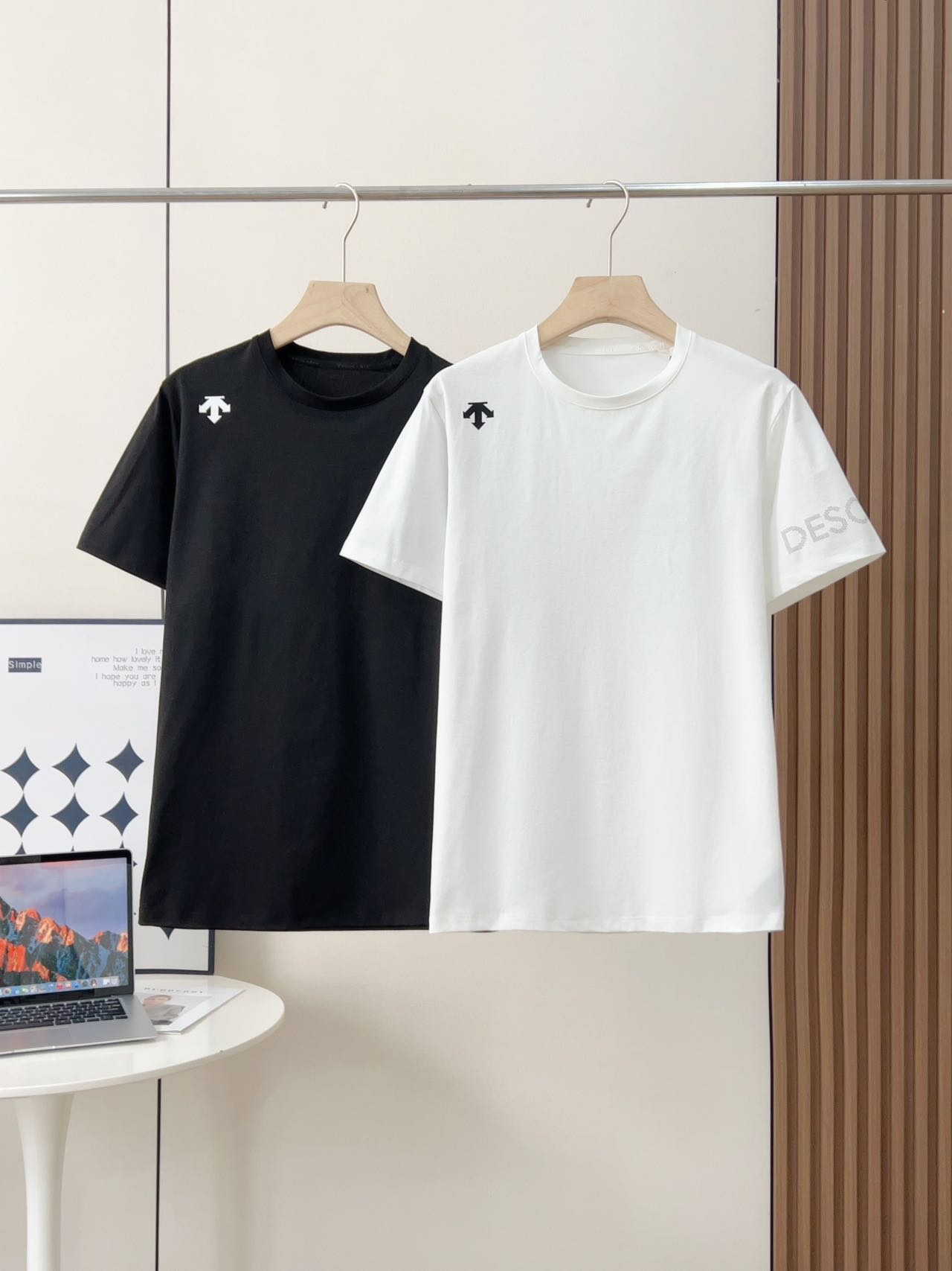 点此购买 DESCENTE迪桑特综训运动健身男士凉感短袖T恤 QK342371