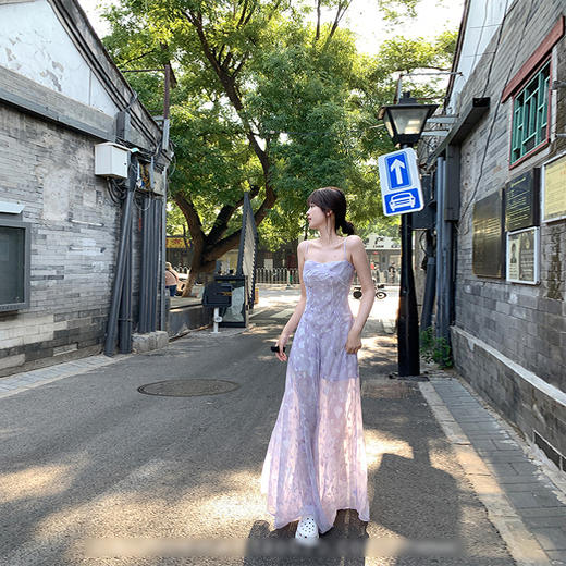 西遇度假风吊带连衣裙女2026年夏季新款印花收腰薄纱长裙仙女裙SS060221 商品图1