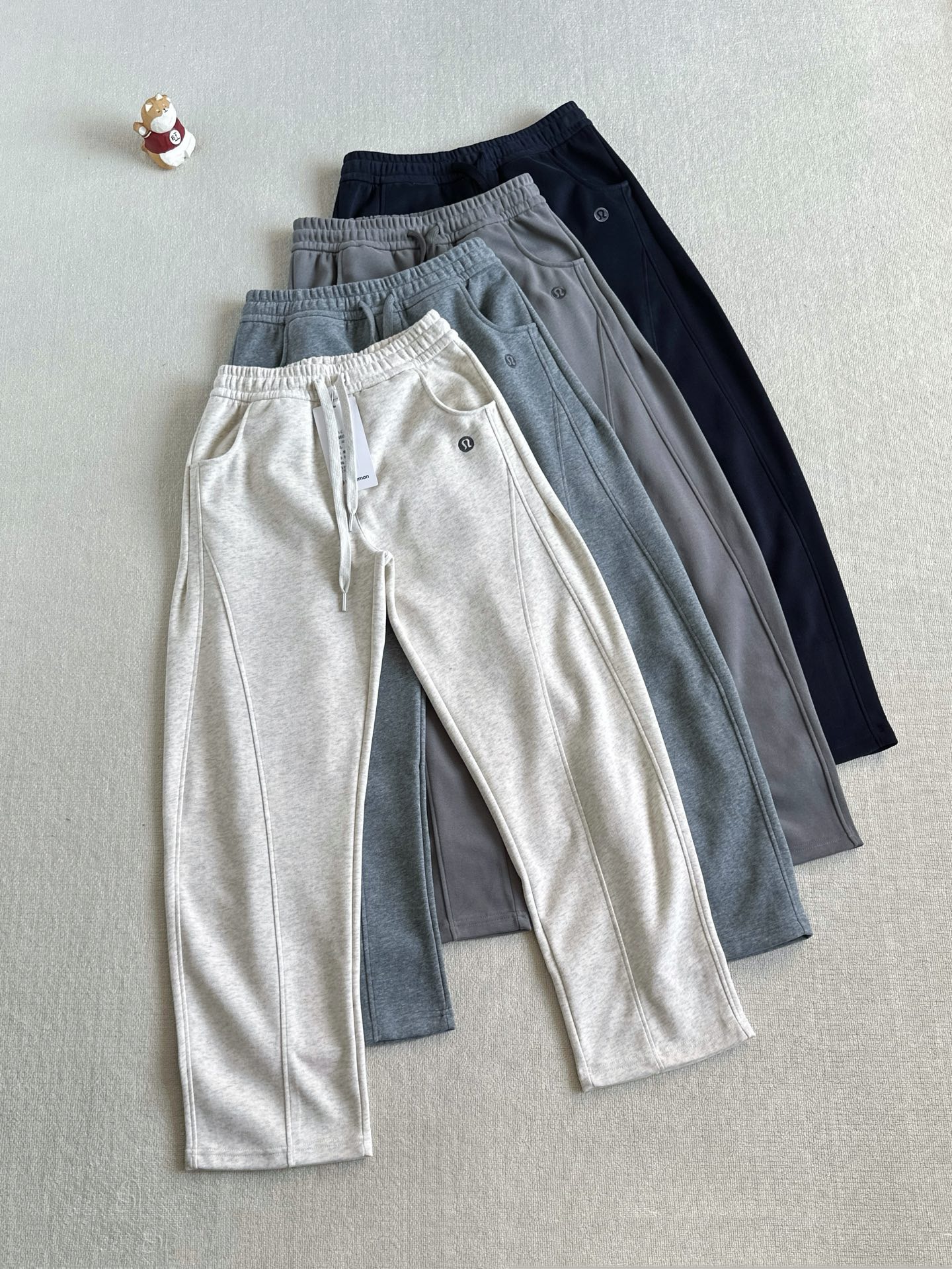 lulul春季弯刀阔腿纯色卫裤，主打舒适休闲与日常穿搭，春季通勤一条搞定