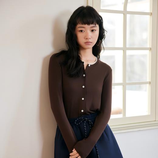 【SPLELED miu系天丝羊毛圆领开衫】 精选美丽诺羊毛、兰精天丝与伊士曼醋酸纤维，质感轻盈如羽，舒适透气，兼具优雅与实用性。 商品图4