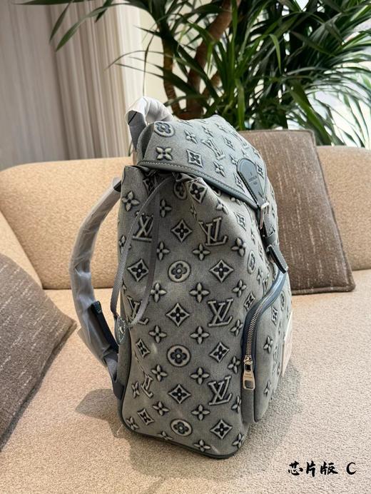 F0316114复古感满满水洗牛仔布+Monogram压花牛仔双肩包 商品图3