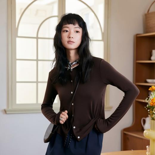 【SPLELED miu系天丝羊毛圆领开衫】 精选美丽诺羊毛、兰精天丝与伊士曼醋酸纤维，质感轻盈如羽，舒适透气，兼具优雅与实用性。 商品图5