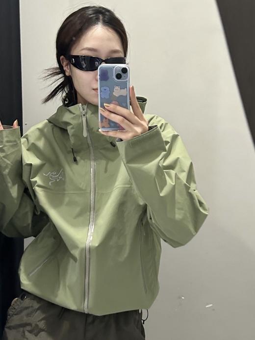 一店k 𝐋𝐖是真的帅！3LGORE-TEX面料！胸前徽标四次压胶工艺！整衣3D立体仿生学设计衣长臂弯！帽檐新3D刺绣工艺！内里全压胶！城市户外轻量防风防水冲锋衣！ 商品图2