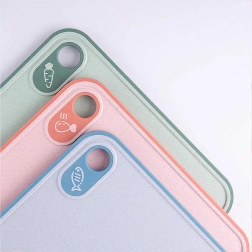 亏本清仓‼国货好物‼ 【双枪抗菌小麦砧板套装】仅需99！砧板套装带回家！含有3⃣个单品砧板，双面使用，3块相当于6块！搭配砧板收纳架，收纳便利，节省空间！ 商品图5