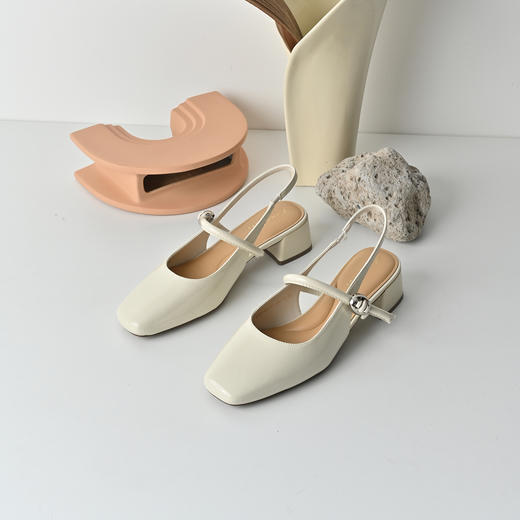 经典鲨2026年夏专柜新品时尚方头中粗跟气质后空凉鞋单鞋女KW89-629101 商品图3