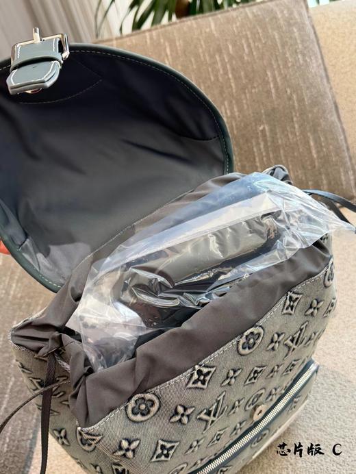 F0316114复古感满满水洗牛仔布+Monogram压花牛仔双肩包 商品图6