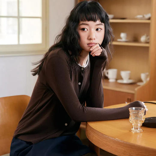 【SPLELED miu系天丝羊毛圆领开衫】 精选美丽诺羊毛、兰精天丝与伊士曼醋酸纤维，质感轻盈如羽，舒适透气，兼具优雅与实用性。 商品图6