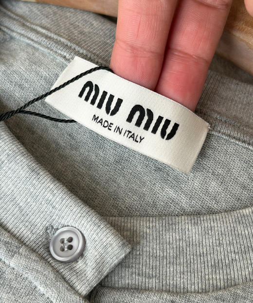 Miu 2026早春撞色亨利领Tee恤031601 商品图9