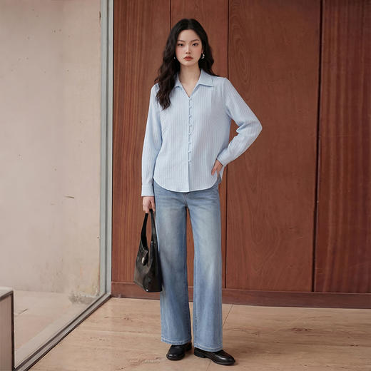 【限时秒杀】西遇浅蓝细条纹翻领衬衫女2026春季新款宽松显瘦V领长袖通勤衬衣10260084 商品图1