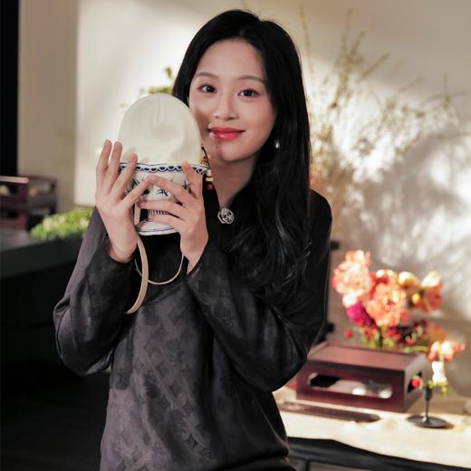 自立蛋宝 丝绒刺绣软牛皮 青花瓷杯双黄蛋小挎包 山林曦照 商品图3