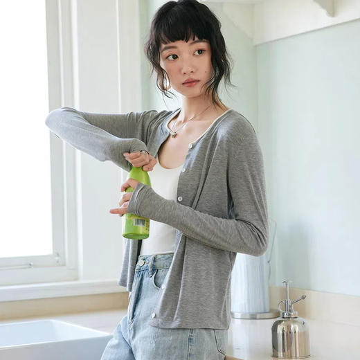 【SPLELED miu系天丝羊毛圆领开衫】 精选美丽诺羊毛、兰精天丝与伊士曼醋酸纤维，质感轻盈如羽，舒适透气，兼具优雅与实用性。 商品图9