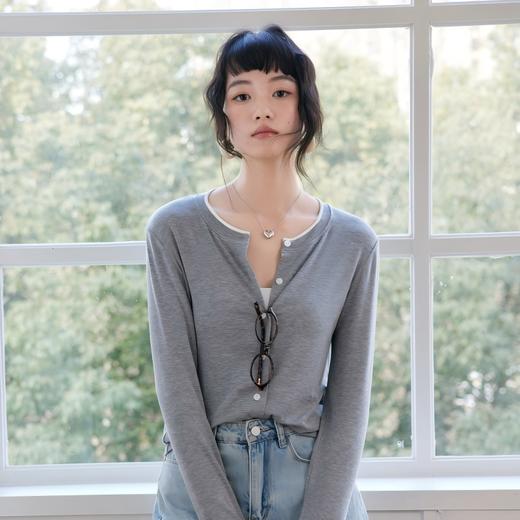 【SPLELED miu系天丝羊毛圆领开衫】 精选美丽诺羊毛、兰精天丝与伊士曼醋酸纤维，质感轻盈如羽，舒适透气，兼具优雅与实用性。 商品图3