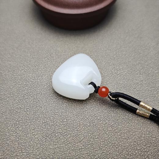 新疆和田玉且末料羊脂玉饱满宝宝锁 312-9 商品图3