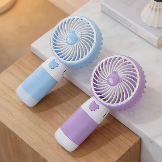 【清风自来❗清凉出行】新款手持风扇三档桌面支架USB充电小风扇 学生宿舍便携广告电风扇。rh 商品图3