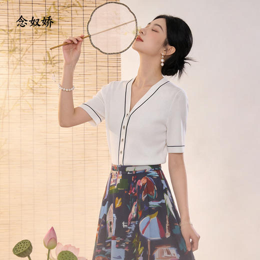 【商场同款】CNR5561 “经典拼色毛衫”  撞色线条 修身白色针织衫 商品图1