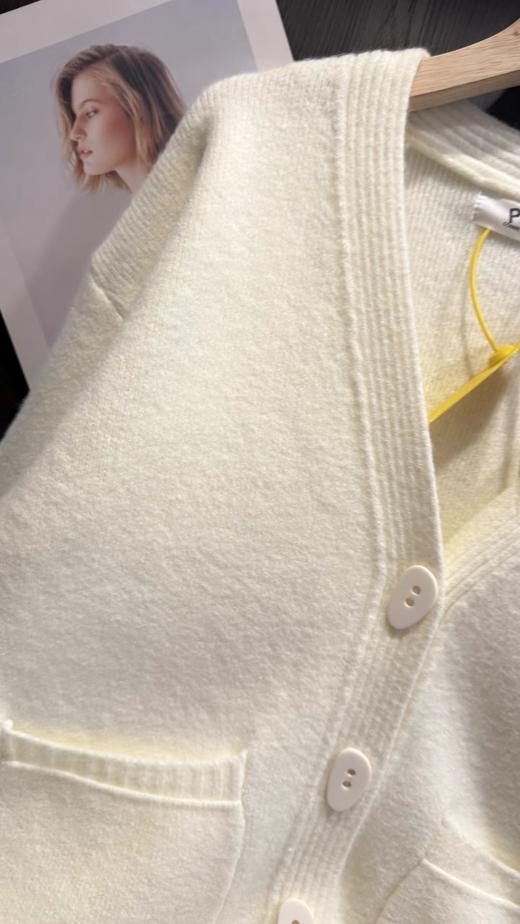 F031686慵懒随性毛衣米白色V领宽松落肩针织开衫 商品图4
