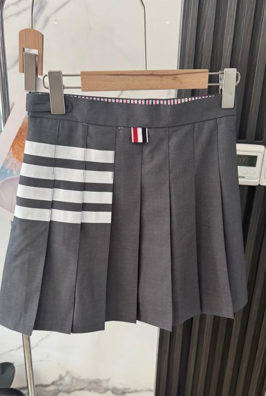 F0316118四季可穿新款前短后长不对称白杠灰色百褶短裙 商品图4