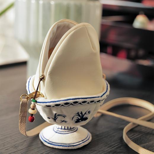 自立蛋宝 丝绒刺绣软牛皮 青花瓷杯双黄蛋小挎包 山林曦照 商品图2