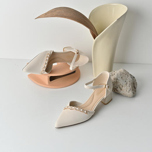 经典鲨2026年夏季专柜新品气质尖头高粗跟一字带凉鞋单鞋女KW87-629061 商品图2