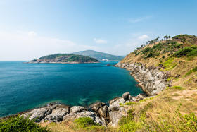 【五一】<泰国普吉岛5天>双体帆船火烈鸟号出海纳卡攀雅岛(透明皮划艇+立式划桨+香蕉船)、快艇出海大小PP岛环游+帝王岛浮潜、网红青蛙夜市、拉威海鲜市场、唐人街、骑大象、人妖秀、赠送泰式按摩