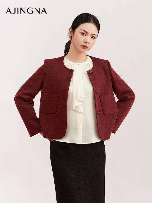 【商场同款】阿菁娜春季新款小香风酒红外套经典圆领金属扣镶嵌装饰优雅温婉A31C107026 商品图2