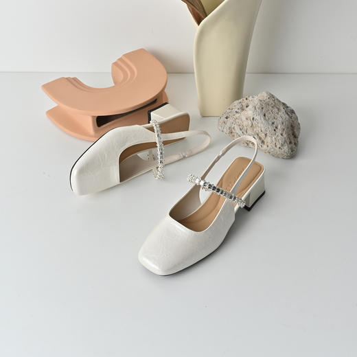 经典鲨2026年夏专柜新品时尚方头后空中粗跟水钻单鞋凉鞋女KW127-629031 商品图2