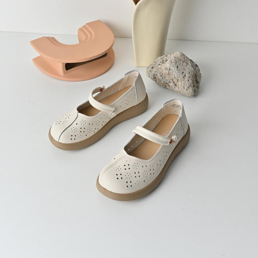 经典鲨2026年夏专柜新品牛皮革复古镂空轻便软底通勤凉鞋女KW233-629021 商品图2