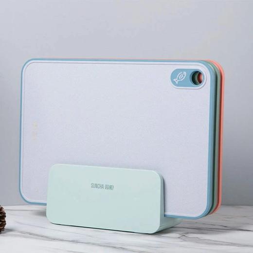 亏本清仓‼国货好物‼ 【双枪抗菌小麦砧板套装】仅需99！砧板套装带回家！含有3⃣个单品砧板，双面使用，3块相当于6块！搭配砧板收纳架，收纳便利，节省空间！ 商品图3