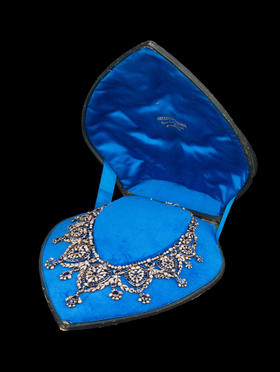 独角鹿西洋古董20世纪美好时代时期法国出品18K黄金与银镶嵌蓝宝石及钻石花环式项链