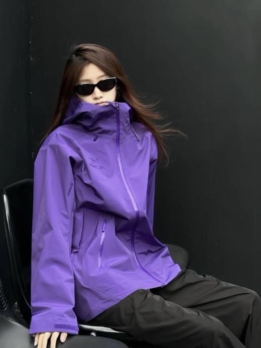 一店k 𝐋𝐖是真的帅！3LGORE-TEX面料！胸前徽标四次压胶工艺！整衣3D立体仿生学设计衣长臂弯！帽檐新3D刺绣工艺！内里全压胶！城市户外轻量防风防水冲锋衣！ 商品图3