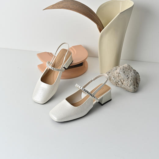 经典鲨2026年夏专柜新品时尚方头后空中粗跟水钻单鞋凉鞋女KW127-629031 商品图3