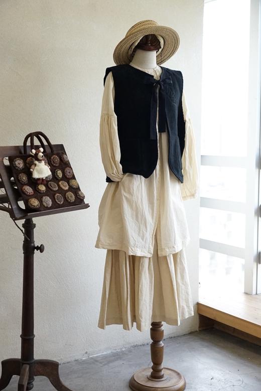 The last flower of the afternoon 刺绣花纹绒面马甲背心 商品图8