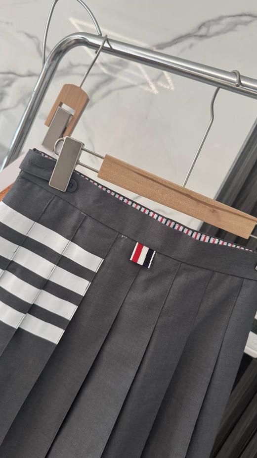 F0316118四季可穿新款前短后长不对称白杠灰色百褶短裙 商品图5