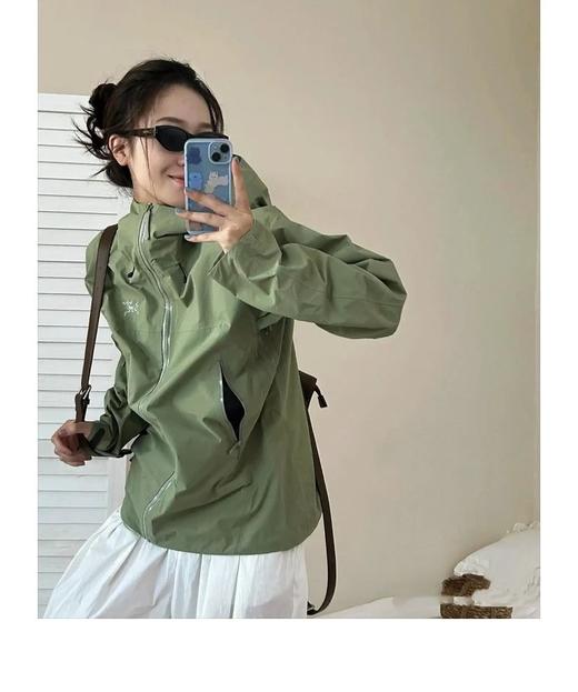 一店k 𝐋𝐖是真的帅！3LGORE-TEX面料！胸前徽标四次压胶工艺！整衣3D立体仿生学设计衣长臂弯！帽檐新3D刺绣工艺！内里全压胶！城市户外轻量防风防水冲锋衣！ 商品图0