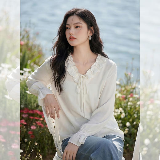 【限时秒杀】西遇木耳边V领系带衬衫女2026年春季新款温柔风喇叭袖雪纺上衣10360069 商品图0